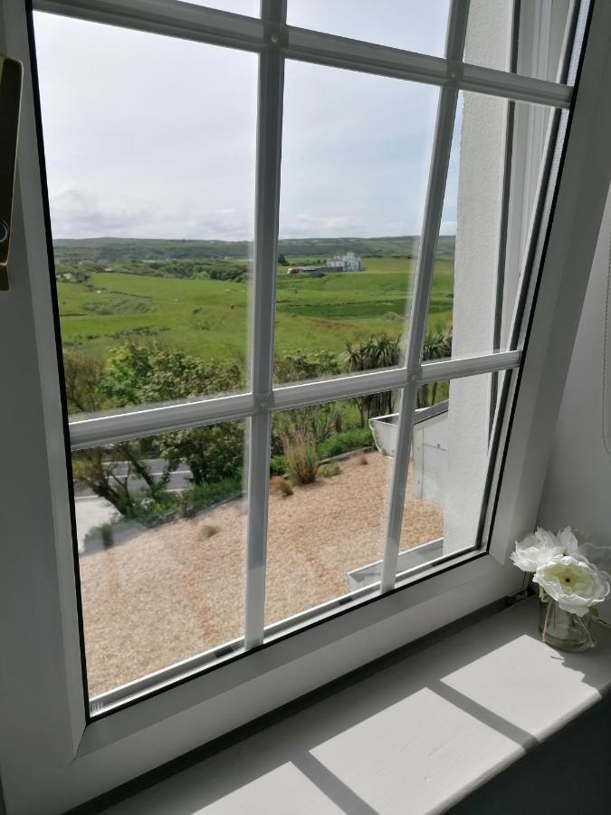 Wild Atlantic Lodge Bed & Breakfast ลาฮินช์ ภายนอก รูปภาพ